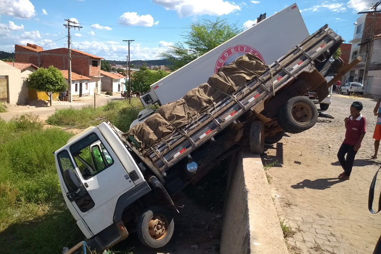 Caminhão desgovernado causa acidente na região do mercado municipal em Brumado