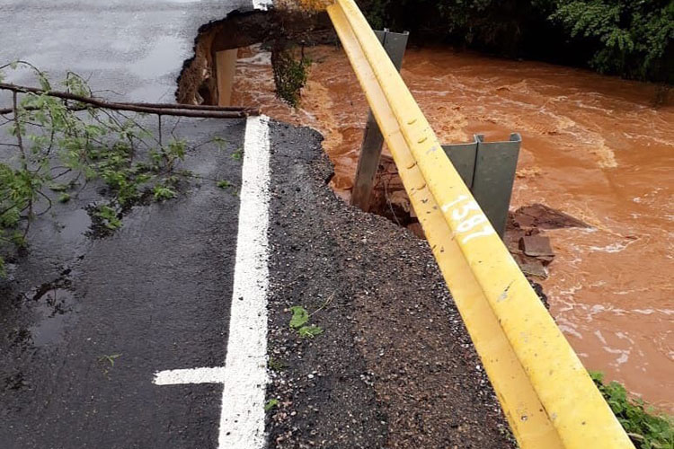 Forte chuva compromete ponte na BA-148, trecho entre Brumado e Livramento de Nossa Senhora