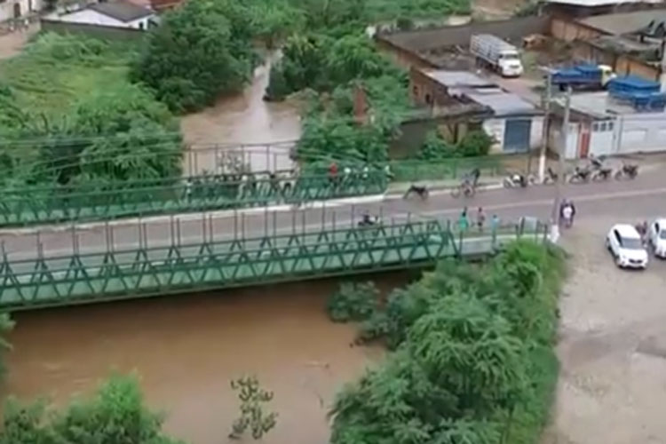 Livramento de Nossa Senhora: Moradores deixam residências após rio aumentar volume de água