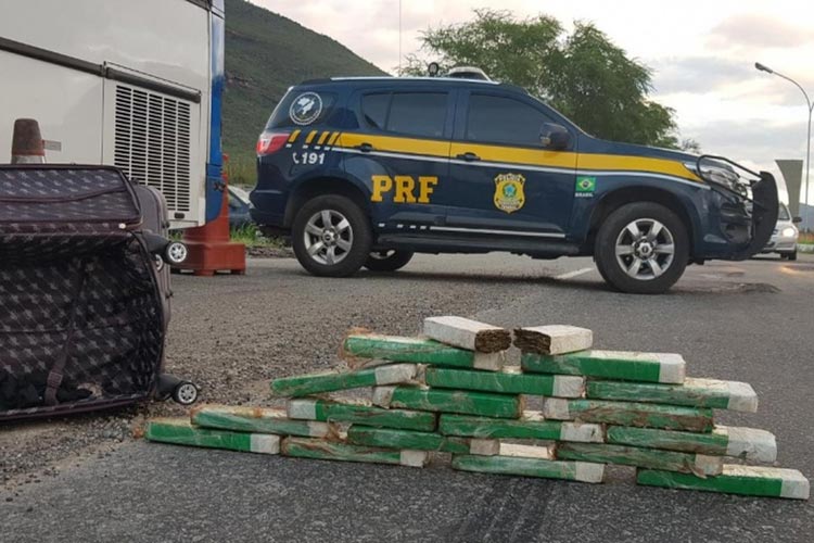 Jequié: Casal é preso após ser flagrado com 17 kg de maconha em ônibus de turismo