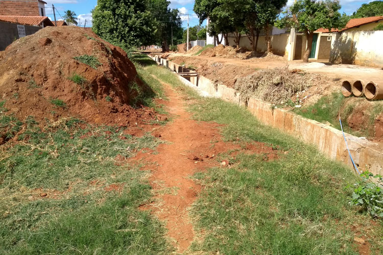 Brumado: Obras paradas causam transtornos na Rua Padre Cícero