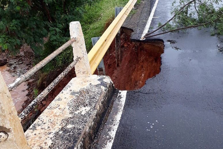 Forte chuva compromete ponte na BA-148, trecho entre Brumado e Livramento de Nossa Senhora