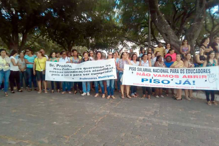 Professores do município de Guanambi reivindicam a aplicação do piso e reajuste salarial