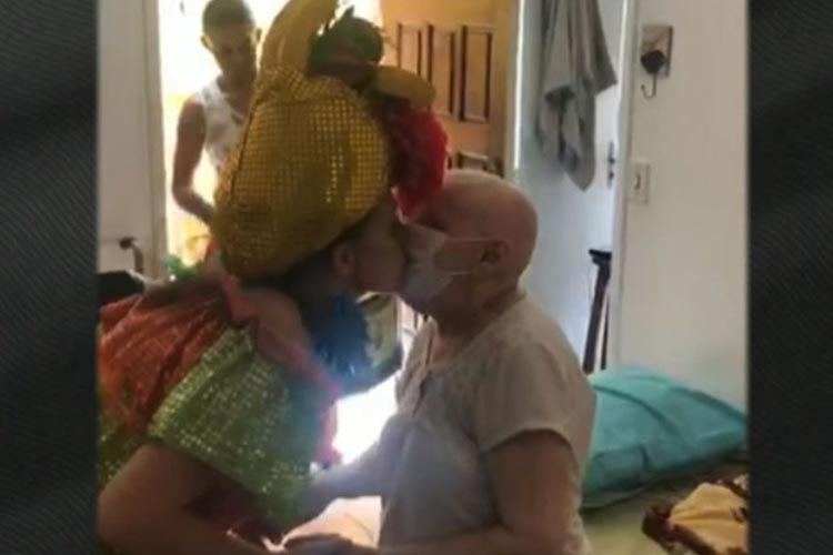 Filha surpreende mãe, que luta contra câncer, com banda de carnaval em casa