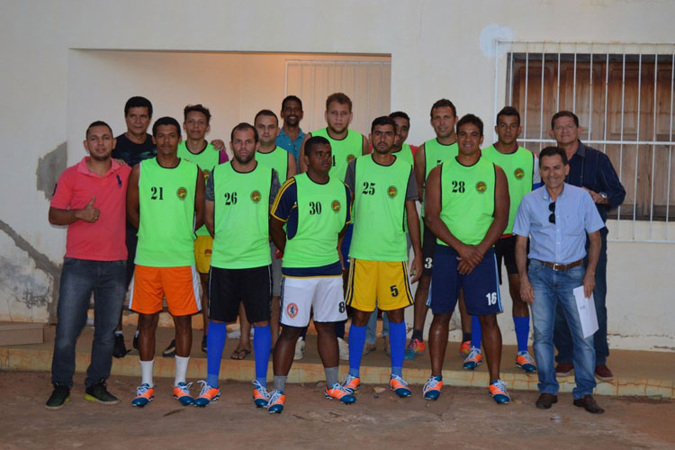 Prefeitura entrega material esportivo para Seleção de Futebol de Caculé