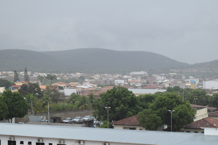 Previsão de chuva com relâmpagos e trovões nos primeiros dias de dezembro em Brumado