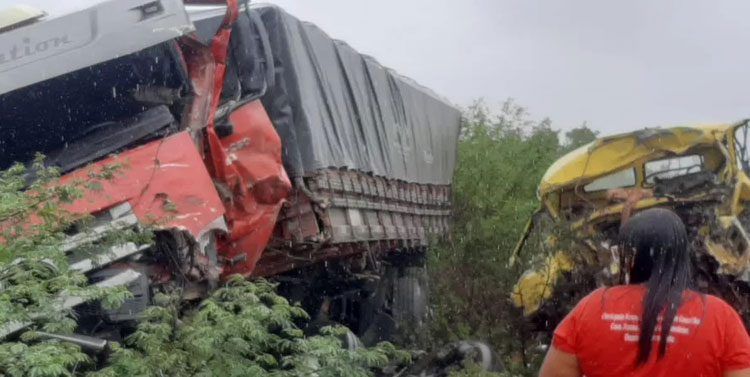 Três caminhões e um carro Homem morre e sete pessoas ficam feridas após batida na BR-324