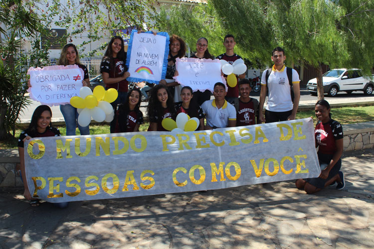 Estudantes promovem pegadinha do bem para reforçar campanha de prevenção ao suicídio em Brumado