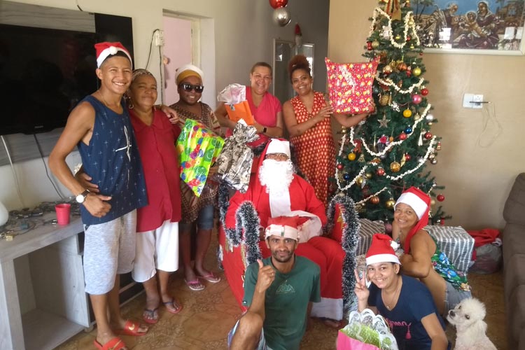 Família mantém tradição de natal com passeio do Papai Noel em Brumado