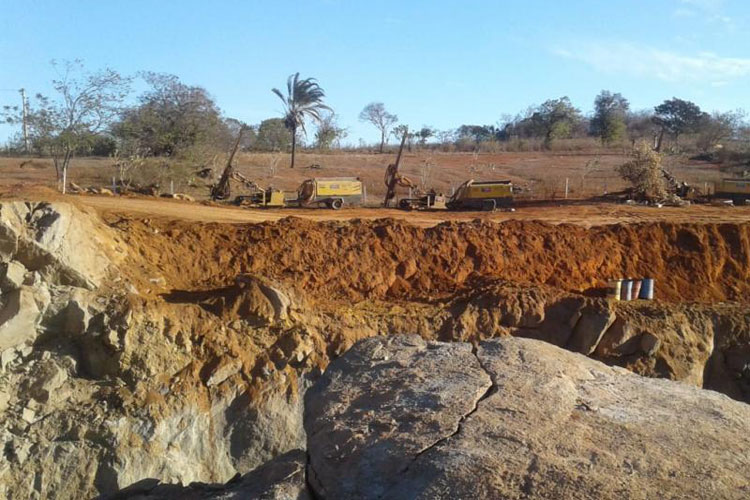 Mulher denuncia que explosões de obras da Fiol estão danificando casas em Caetité