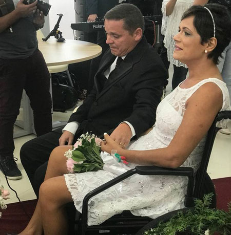 Paciente com câncer se casa em hospital após 23 anos de espera