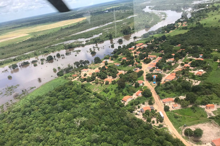 Ilhados, moradores de Cotegipe recebem água potável e alimento via helicóptero