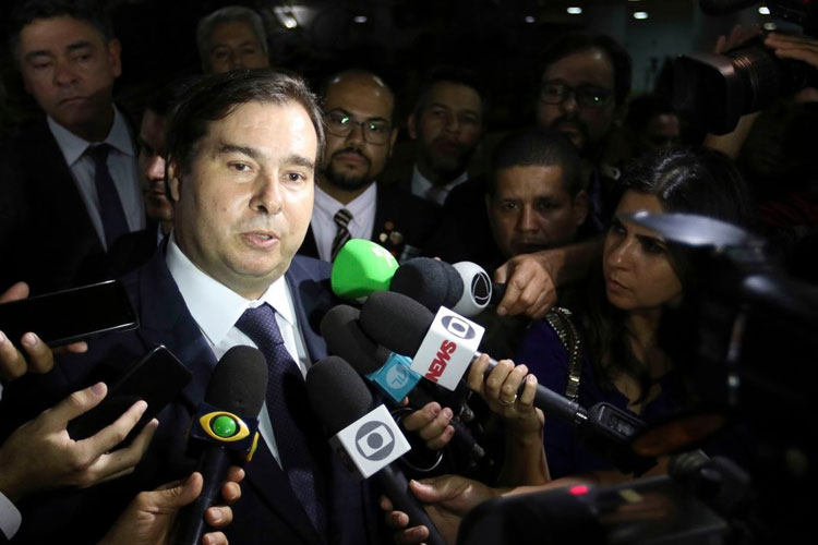 Rodrigo Maia diz que Jair Bolsonaro está 'brincando de presidir'