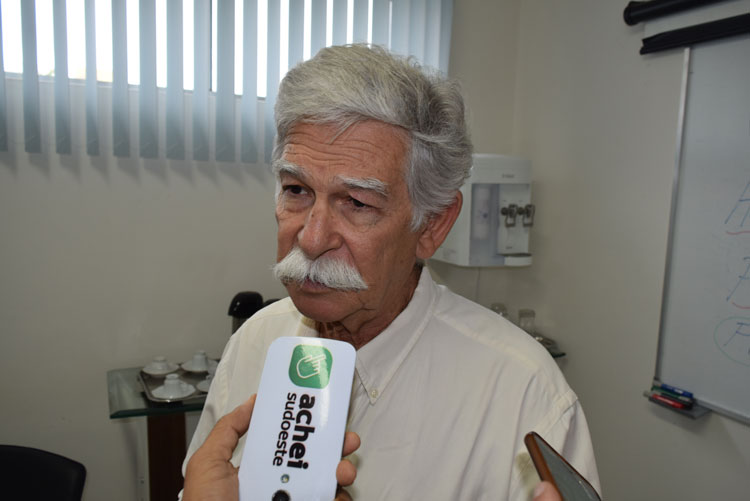 Prefeito no aguardo do lançamento da pedra fundamental da Faculdade de Medicina em Brumado