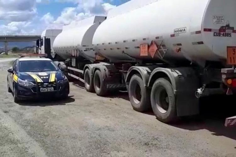 Jequié: Caminhão carregado com quase 45 mil litros de etanol irregular é apreendido