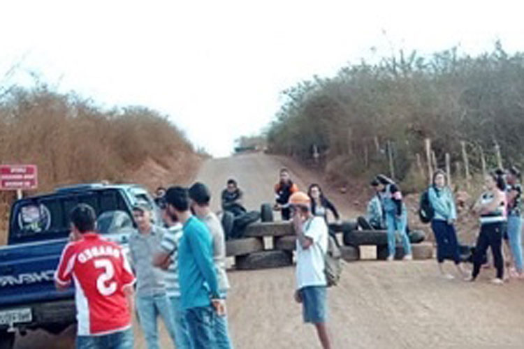 Licínio de Almeida: BA-156 é bloqueada devido à poeira causada pelo tráfego de caminhões