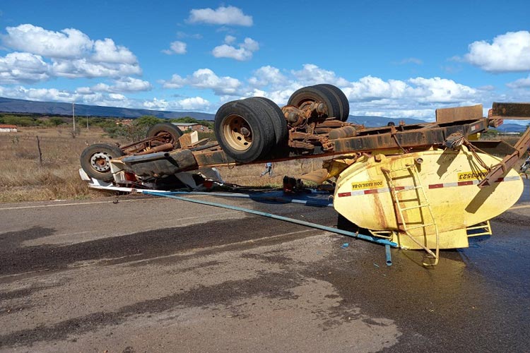 Motorista fica ferido após caminhão pipa tombar na BA-148 em Livramento de Nossa Senhora