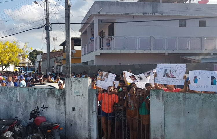 Maragogipe: Casal é preso por envenenar mãe e filhas e população cerca delegacia