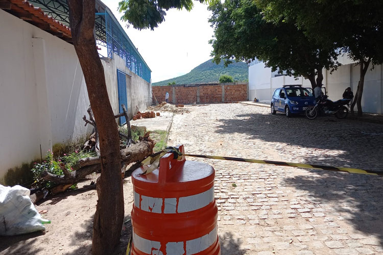 Brumado: Prefeitura constrói muro bloqueando rua e impedindo caminho do cemitério em Umburanas