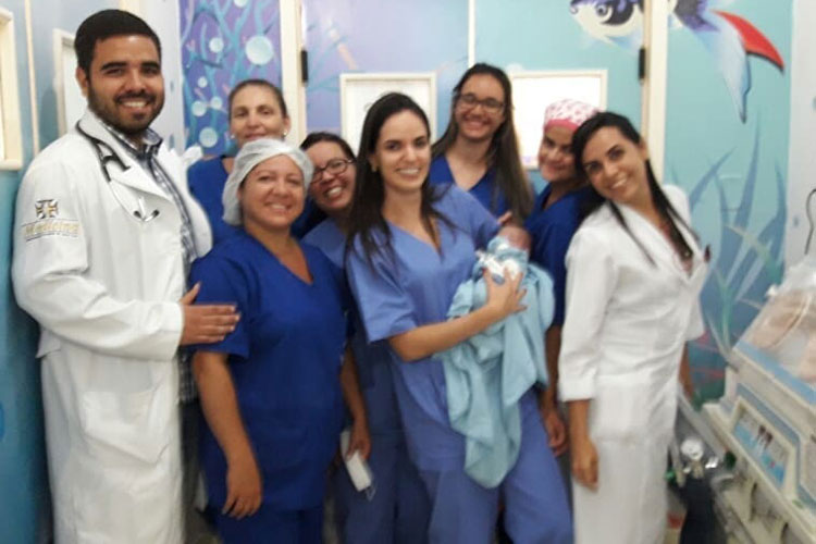 Primeiro bebê recebe alta após 14 dias na UTI neonatal em Brumado
