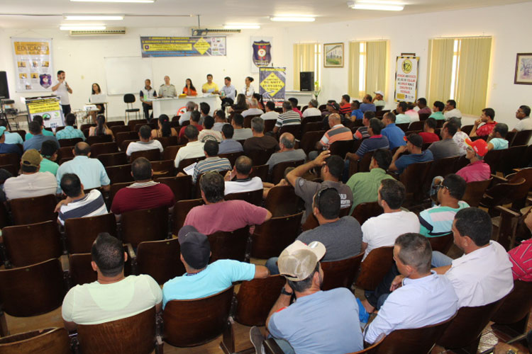Seminário de trânsito realizado em Brumado atrai dezenas de condutores da região