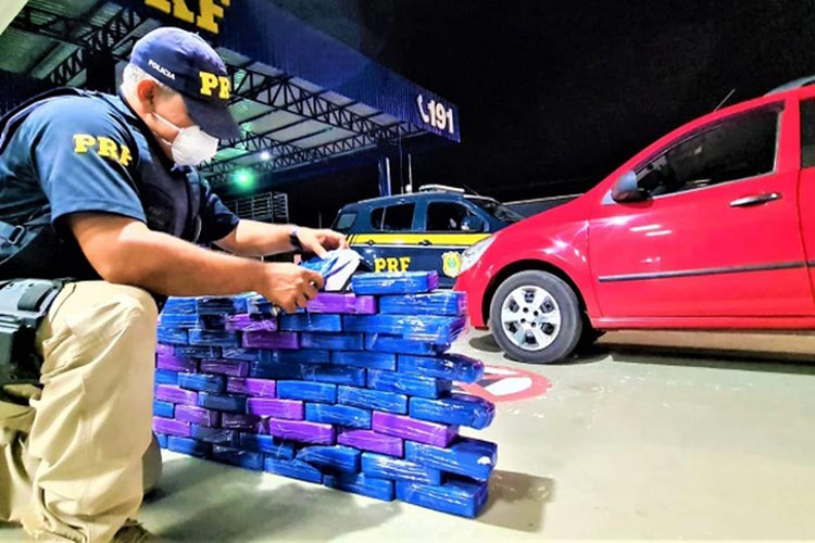 Conquista: Casal é preso transportando 62 kg de cocaína escondidos em fundo falso de caminhonete