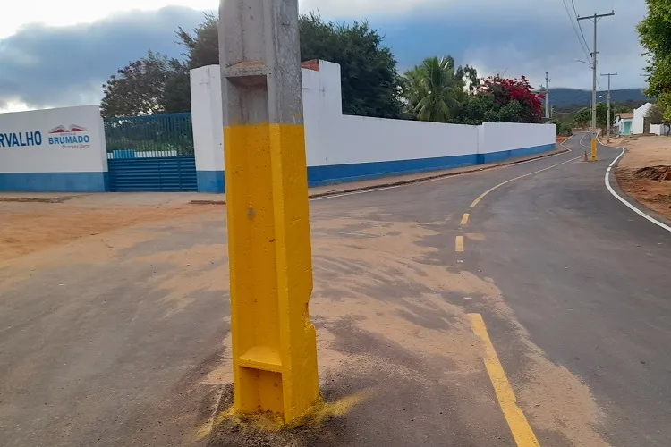Com Coelba omissa, prefeitura de Brumado inaugura rodovia com postes obstruindo fluxo