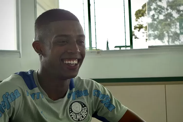 Brumadense lateral do Palmeiras sonha com filme sobre a própria carreira