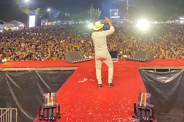 Cantor brumadense Ikaro Lobo encanta multidão na 33ª Missa e Vaquejada de Lagoa Real