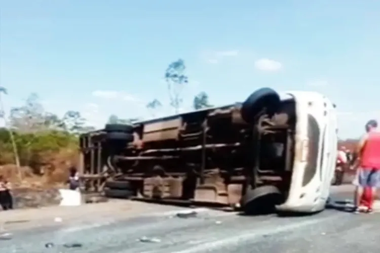 Mulher morre e 12 pessoas ficam feridas em acidente como micro-ônibus em Alagoinhas