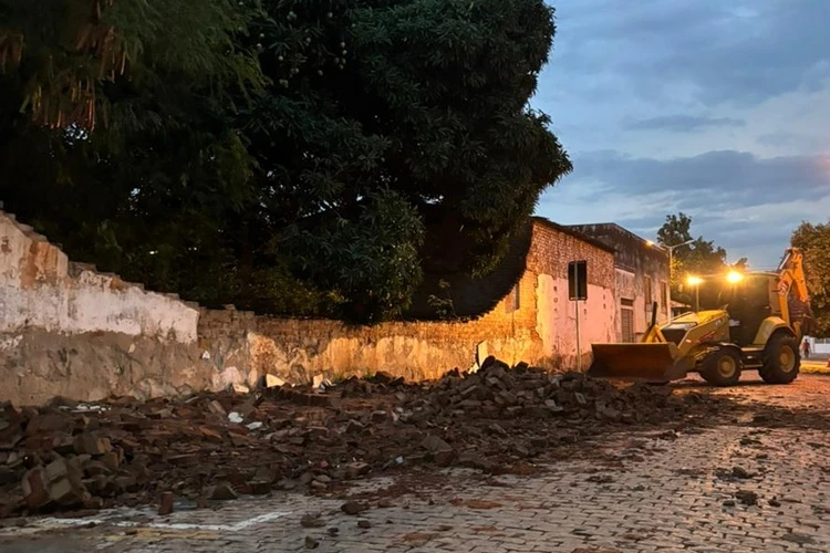 VÍDEO: Muro desaba durante forte chuva em Brumado