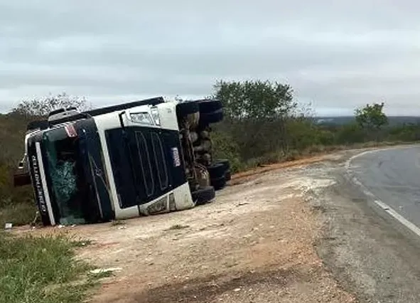 Caetité: Carreta carregada com gado tomba na BR-030