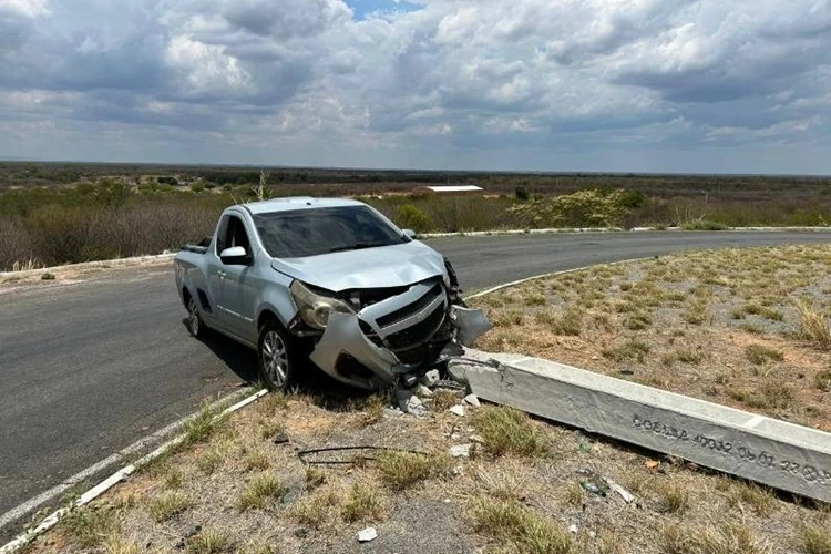 Veículo de terceirizada da Tim colide contra poste na BA-263 em Palmas de Monte Alto