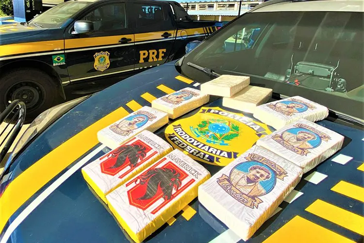 Conquista: PRF apreende cocaína marcada com figura alusiva ao colombiano Pablo Escobar