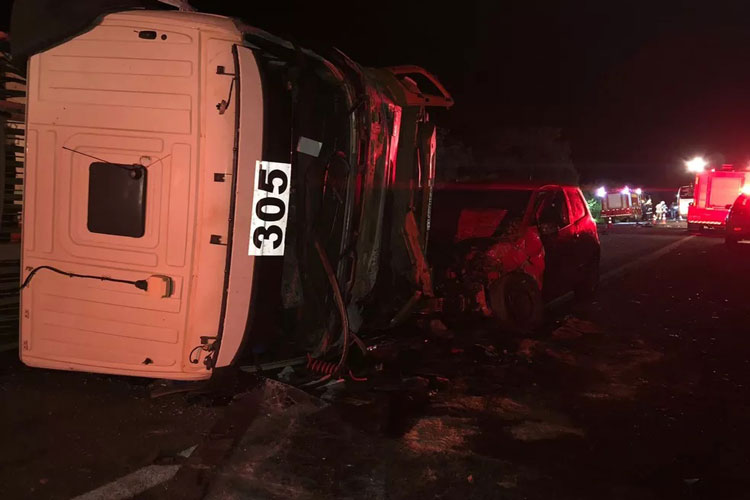 Acidente entre carreta, carro, ônibus e van deixa ao menos 6 mortos no Rio Grande do Sul