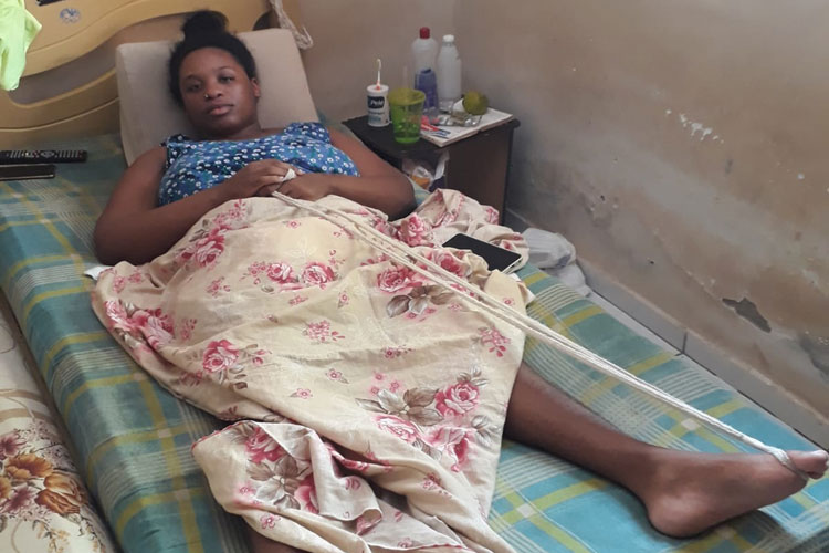 Acamada há mais de 90 dias após acidente, mulher precisa de ajuda da comunidade brumadense