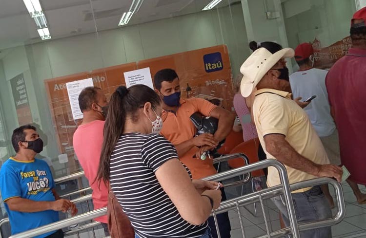 Brumado: Clientes denunciam falta de dinheiro nos caixas eletrônicos e aglomeração no Itaú