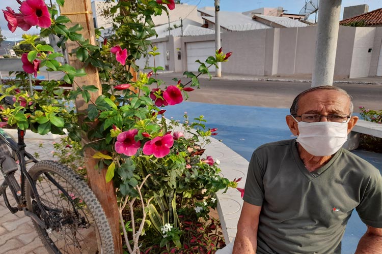 'Tirem fotos, mas não arranquem as flores', apela cuidador voluntário de praça pública em Brumado