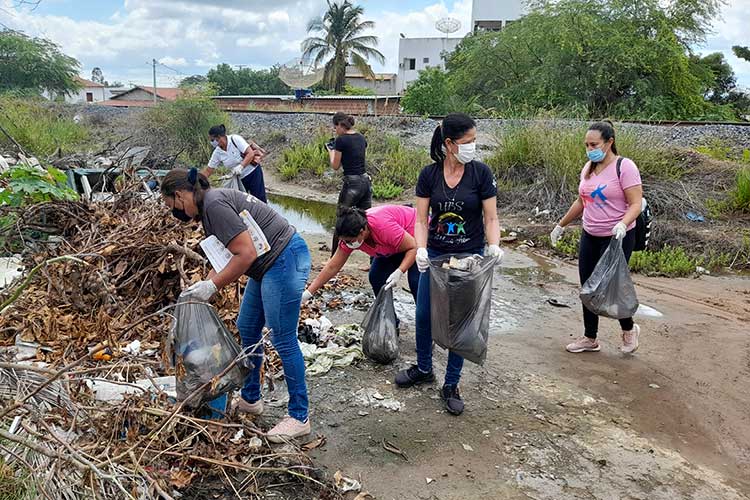 Mutirão de limpeza visa conter aedes-aegypti na Vila Presidente Vargas em Brumado