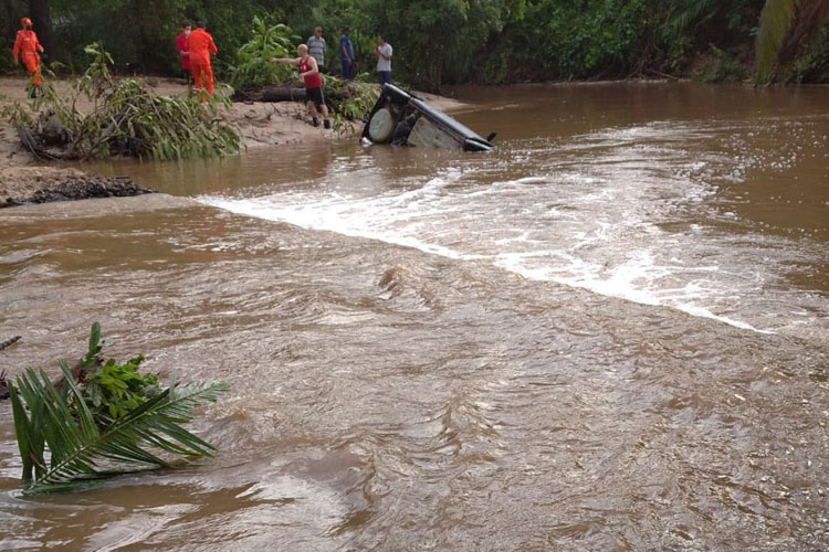 Pai, mãe e três filhos morrem após carro cair em riacho no Piauí