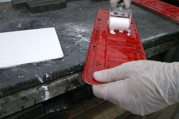 Associação de estampadores denuncia confecção de placas frias em Guanambi por empresa de Brumado