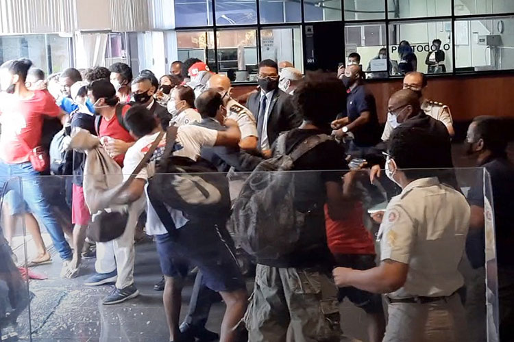 Integrantes do MLB danificam prédio da governadoria e agridem policiais militares