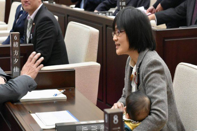 Vereadora é expulsa de assembleia no Japão por levar bebê