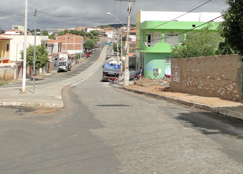 Brumado: Carro colide em poste na Avenida João Paulo I
