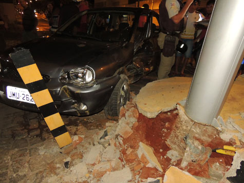 Brumado: Carro desvia de buraco e bate em placa de posto de combustíveis