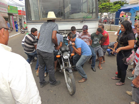 Brumado: Ônibus engata em motocicleta e condutores reclamaram da ausência do DTTU