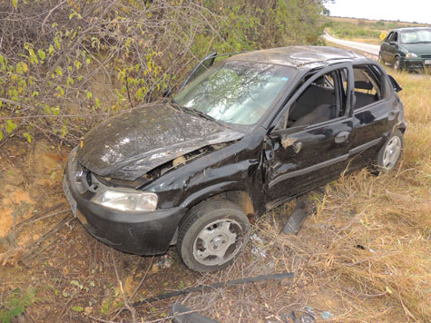 Veículo com três brumadenses capota na BR-030