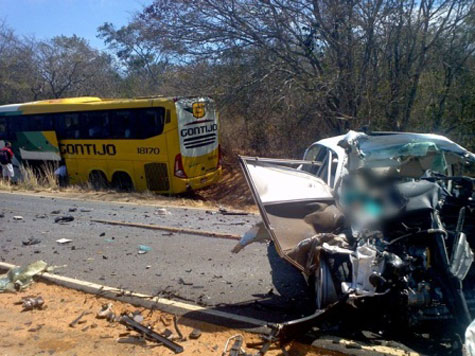 Caetité: Acidente entre ônibus e veículo de passeio deixa dois mortos
