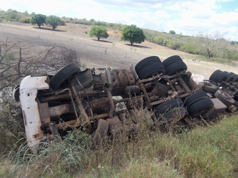 Rio do Antônio: Caminhão carregado de adubo capota no Distrito de Ibitira na BR-030