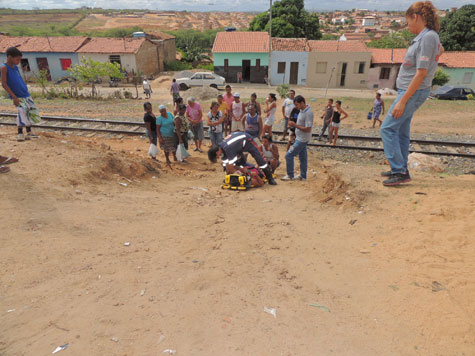 Brumado: Idosa sofre acidente em travessia de linha férrea e testemunhas cobram ações da prefeitura